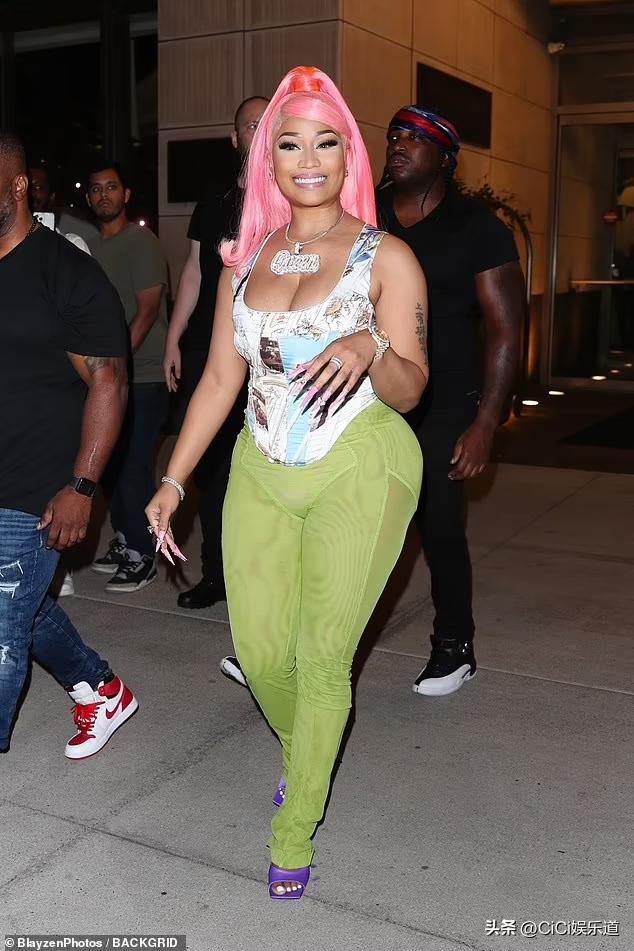 Spicy Chicken Nicki Minaj Gorgeous Look: Pink Hair and Green Leggings ...