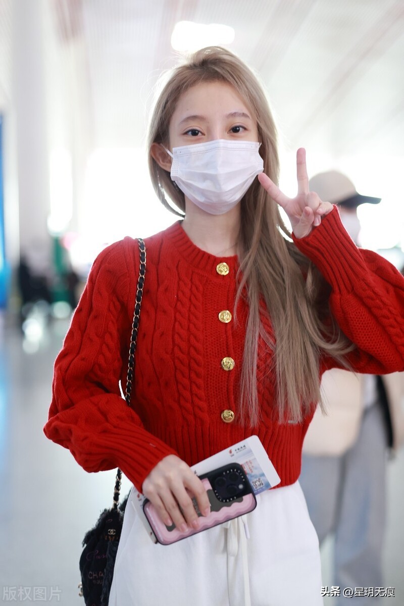 Feng Timo Departed From Beijing Airport, Wearing A Red Knitted Sweater 