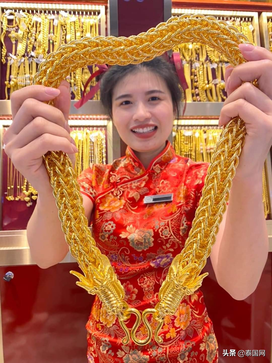 Thai gold shop launches one and a half kilograms of gold necklaces to ...