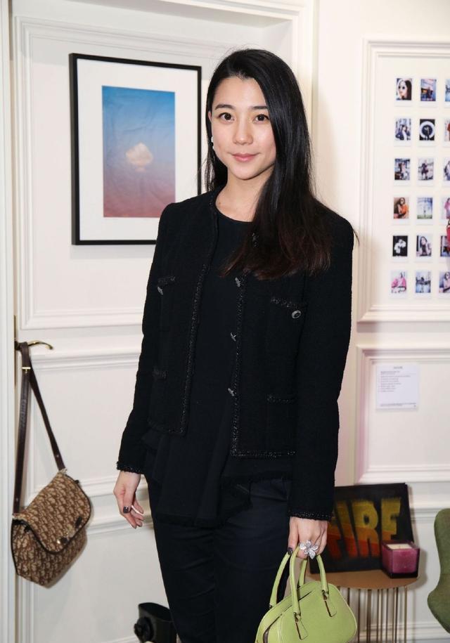 21-year-old nude photos circulated, Edison Chen cut her wrists to force