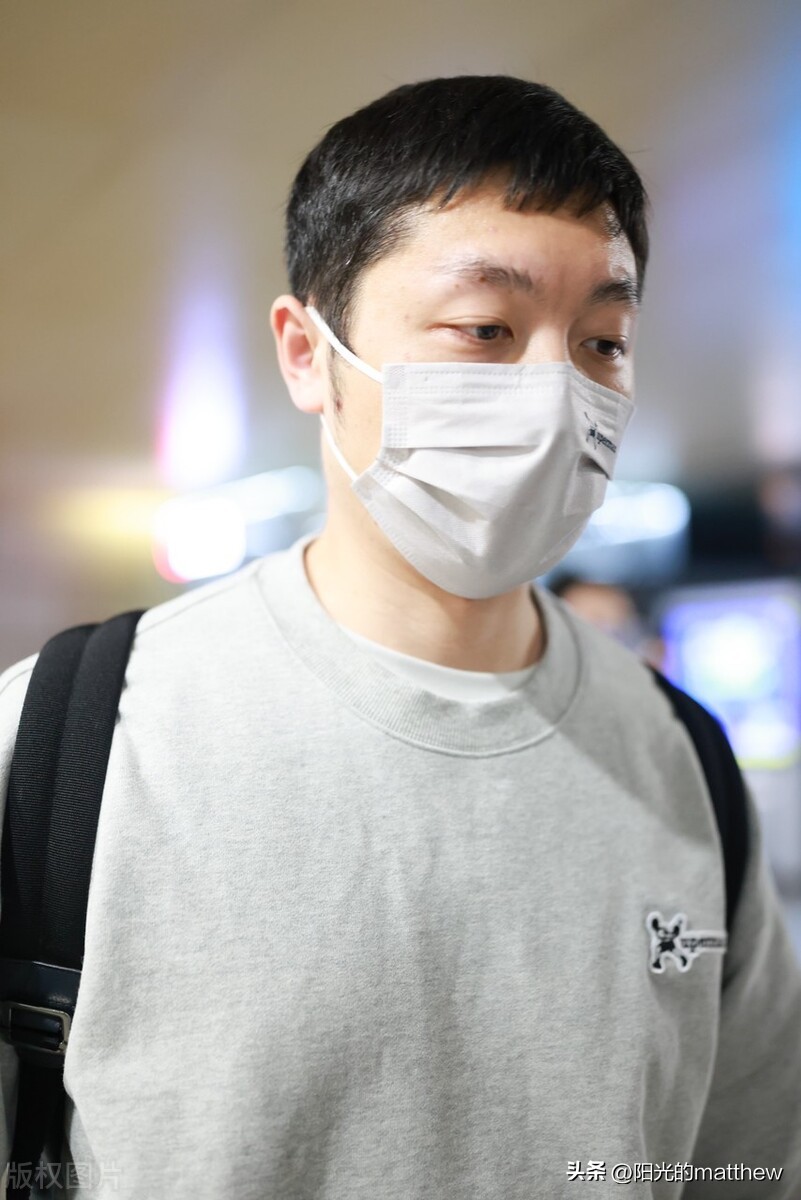 Xu Ting appeared at Shanghai Airport, dressed in casual clothes and ...