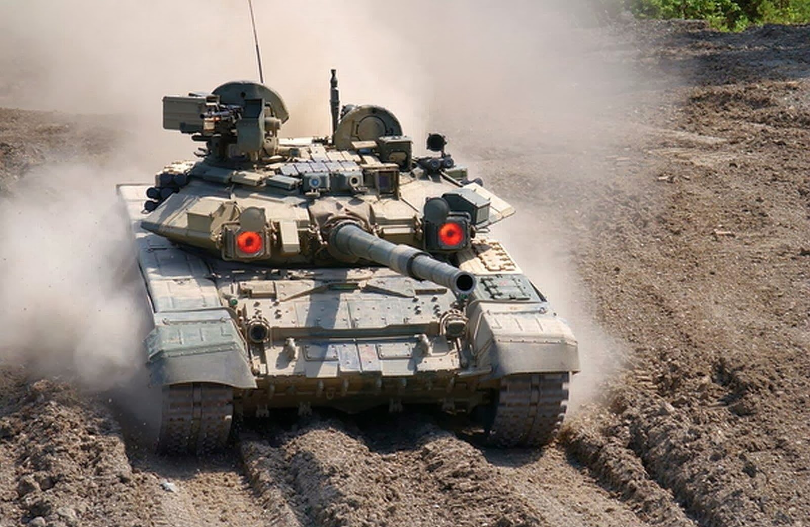 Why are T-72 main battle tanks appearing on the Russian-Ukrainian battlefield, but the more advanced T90 rarely shows up?