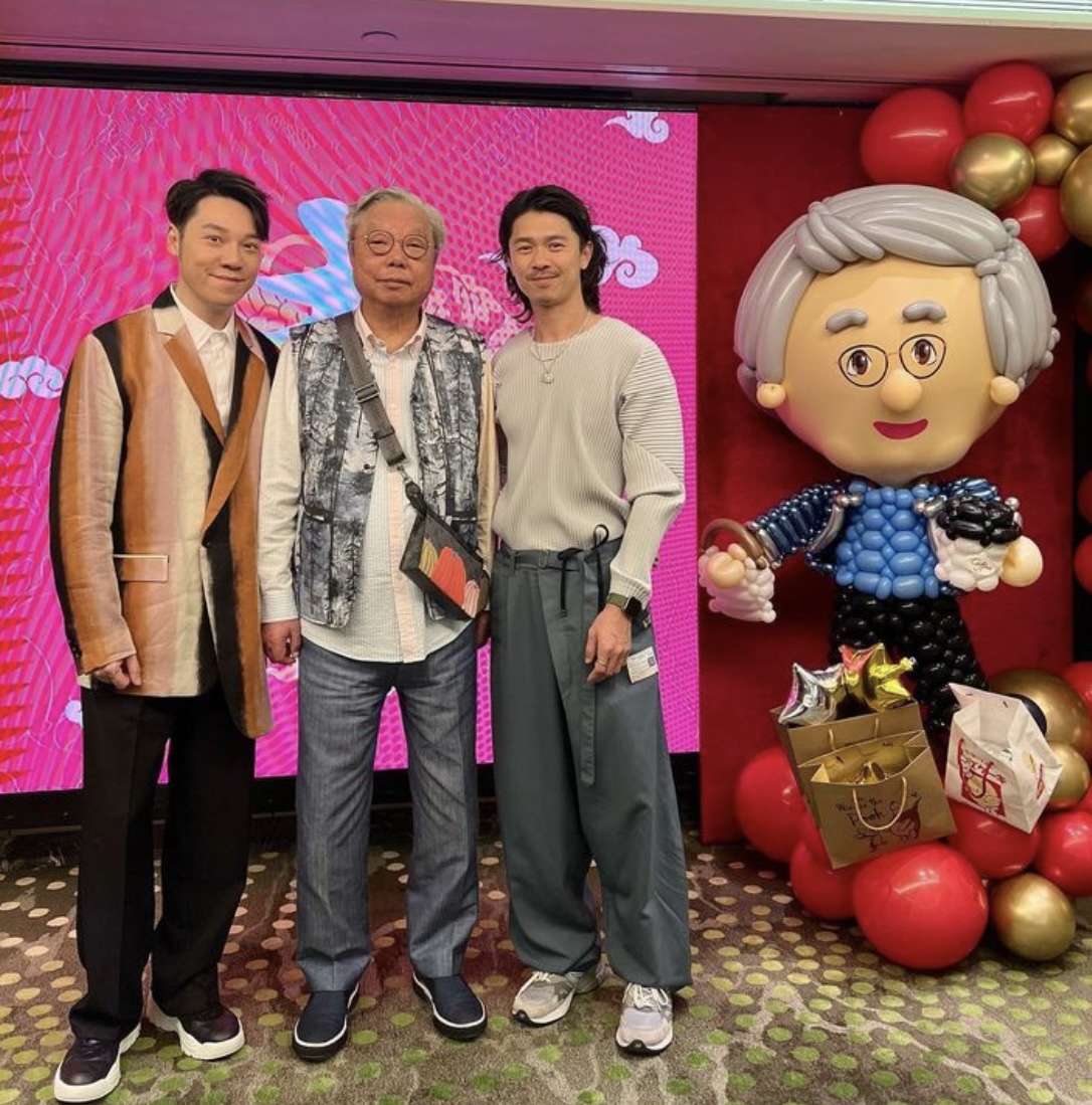 Wang Xianzhi seldom posted a family photo for his father's birthday ...