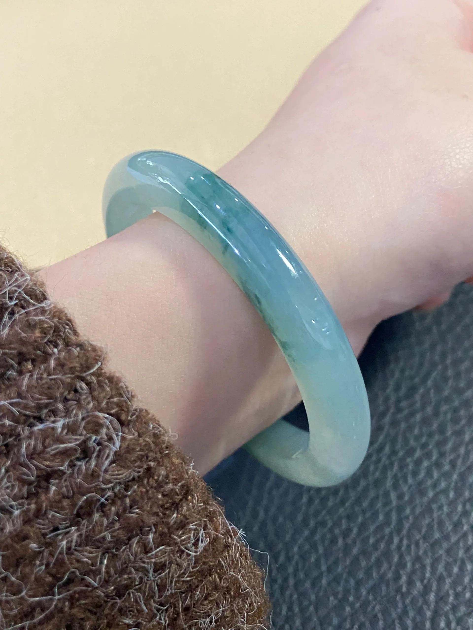 what word to use to describe this bracelet iMedia