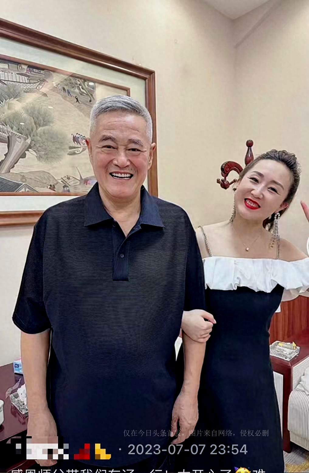 Zhao Benshan took a close photo with his female apprentice, holding