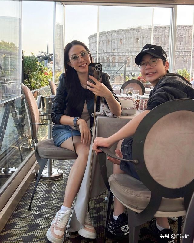 Donnie Yen took a group photo with his wife and son on vacation in a ...