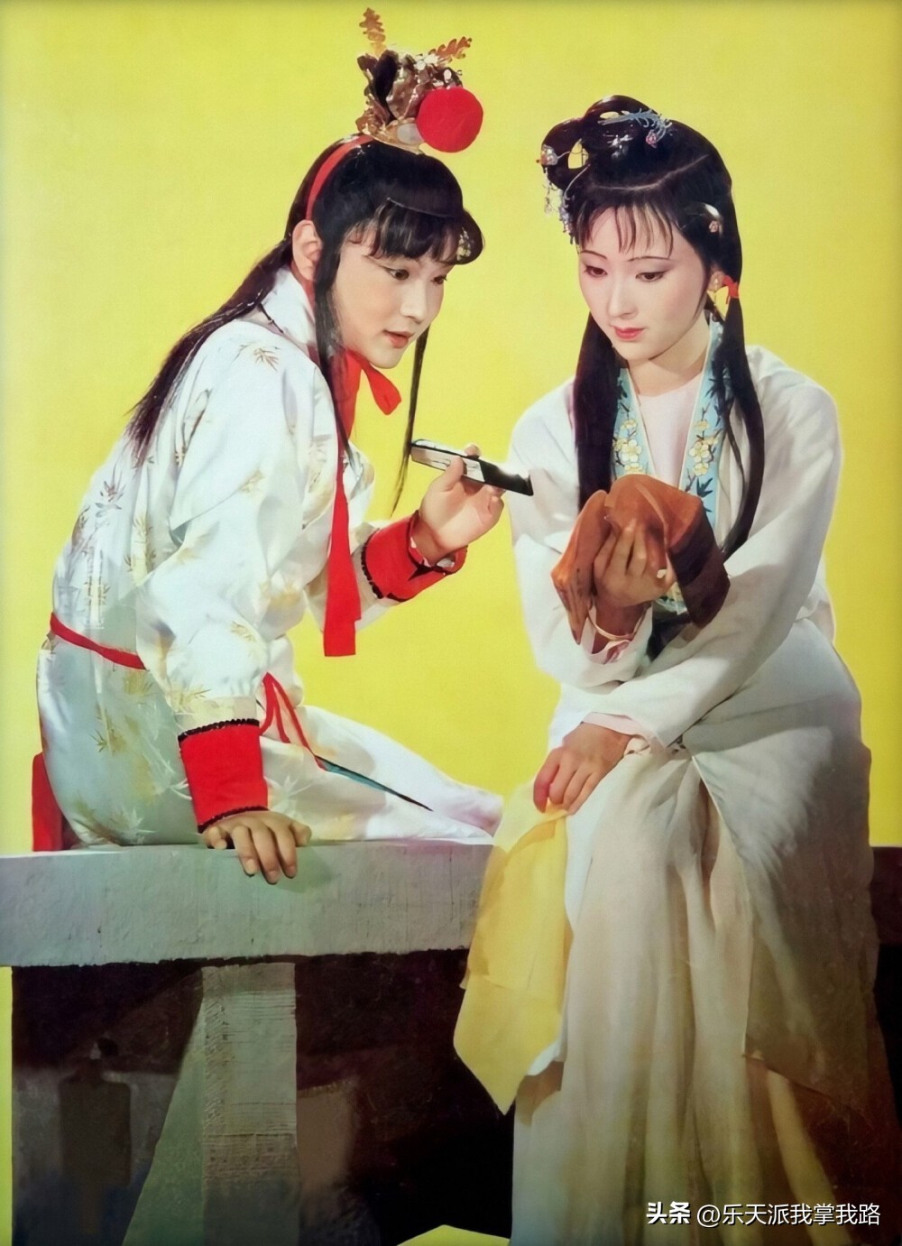 Read "Dream of Red Mansions" carefully to find the traditional