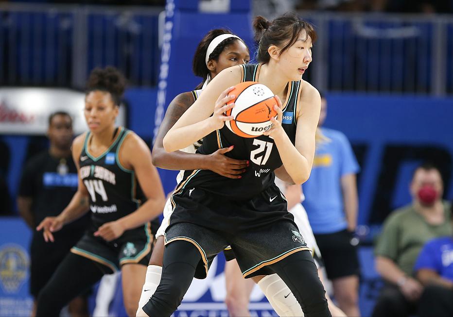 Han Xu scored 10 points in 9 minutes in his WNBA debut this season, the ...