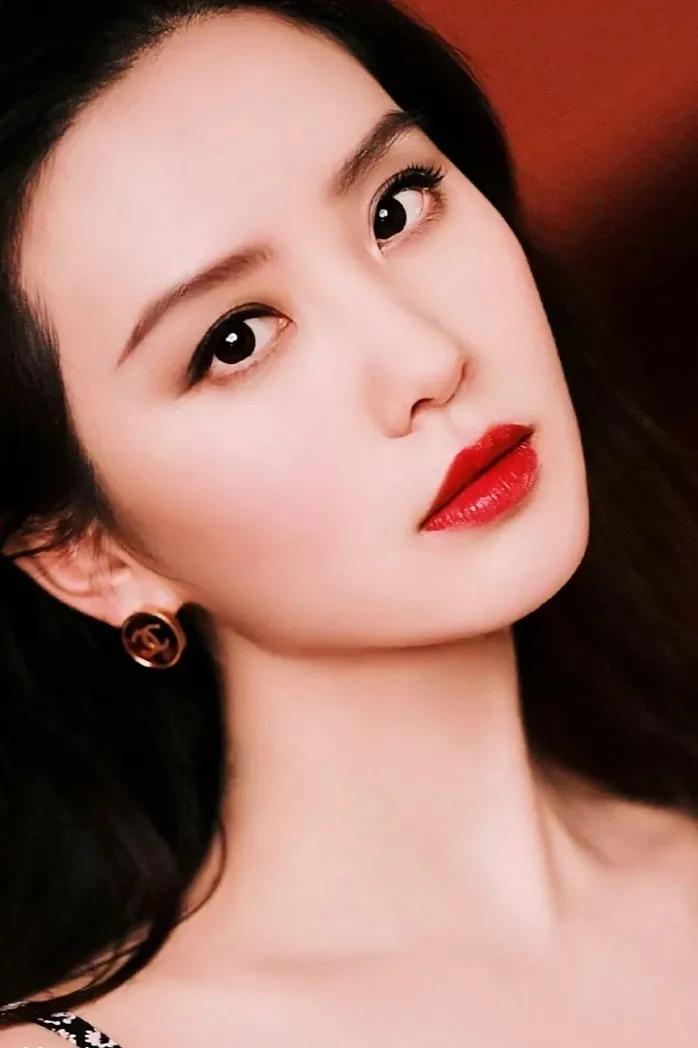 Liu Shishi: Sexy red lips, hot temptation - iNEWS