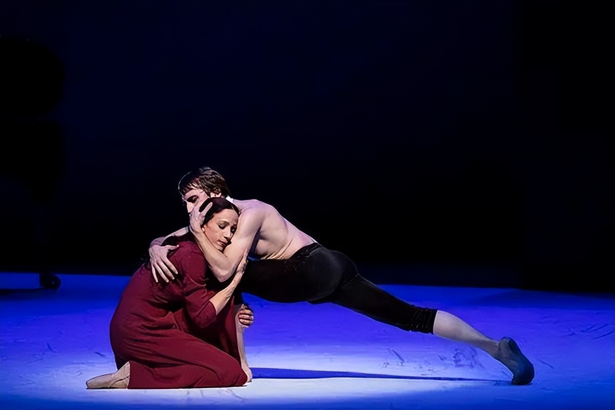 Differences and connections between classical and modern ballet music