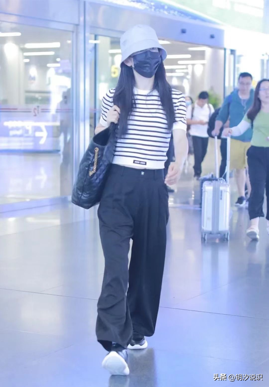 Xie Na's airport outfit, a white striped T-shirt with black wide-leg ...