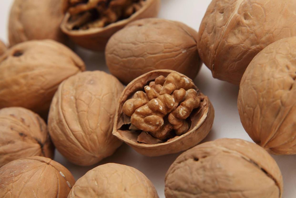 Does walnut clean blood vessels, or damage blood vessels?Eat it in the