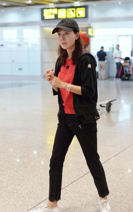 Niu Li showed up with her daughter, she appeared without makeup and ...