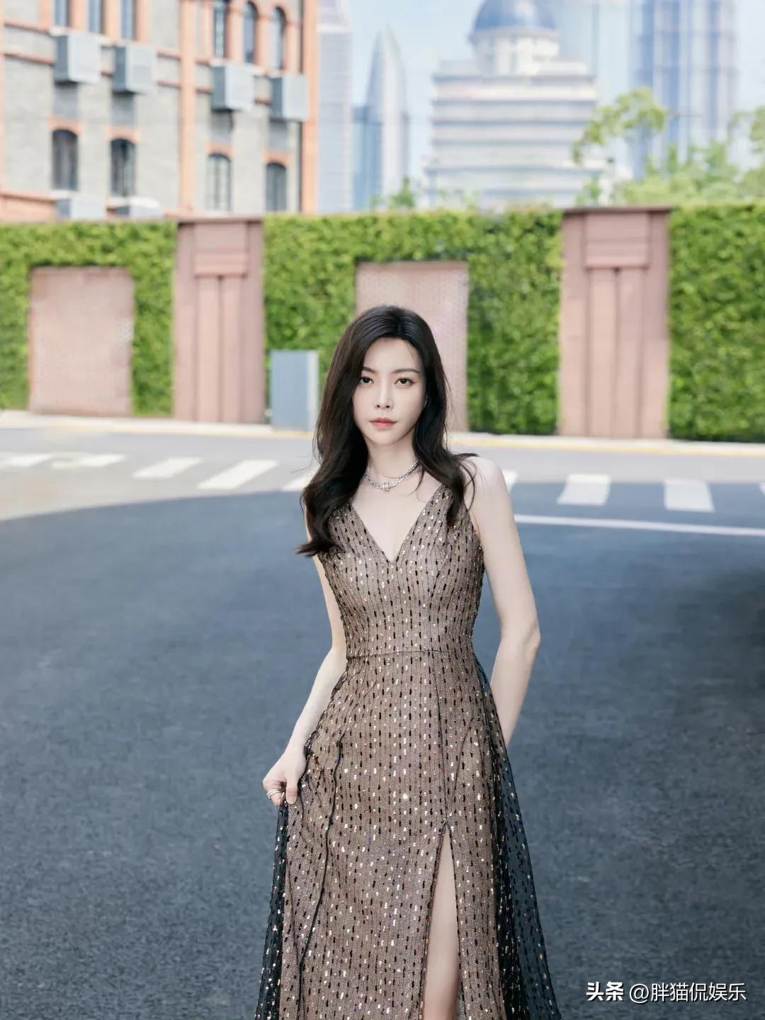 Yu Wenwen's glamorous beauty in a long black dress and long black hair ...