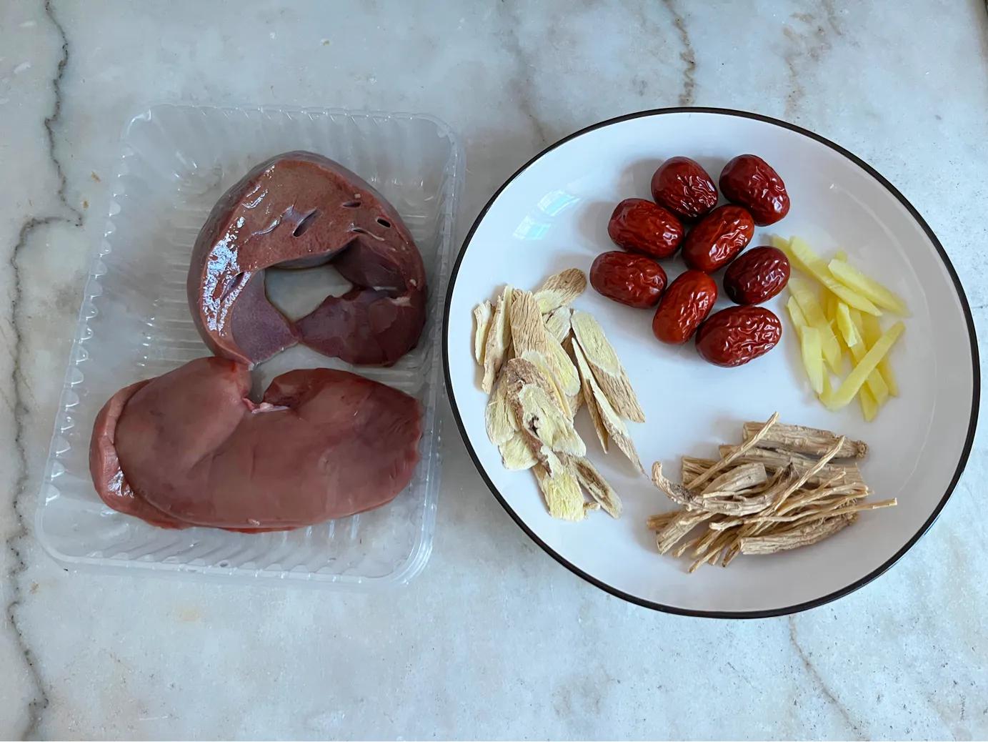Pork liver and kidney flower herbal soup, tonify the waist, nourish qi