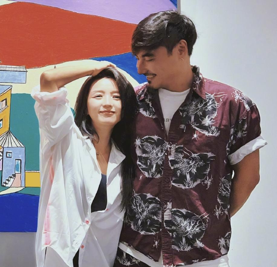 He Jie and her family watched Geng Le's painting exhibition, leaning on ...