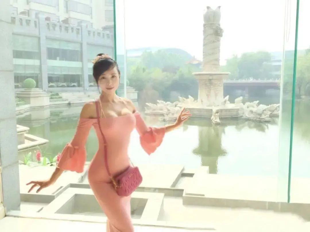 The lunatic in the art world uses his 17-year-old daughter as a 
