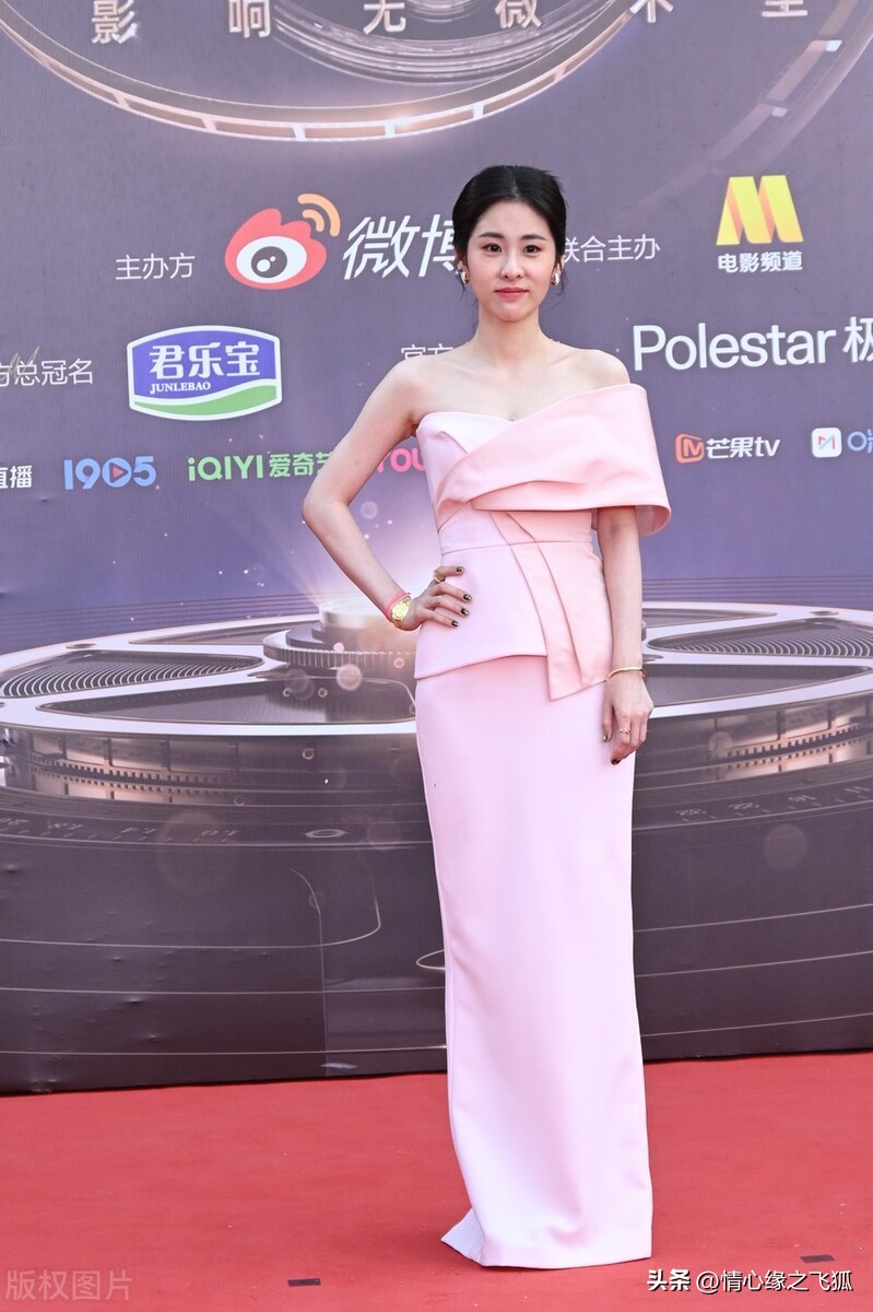 Zhang Bichen is a sweet lady in a pink offtheshoulder dress iNEWS