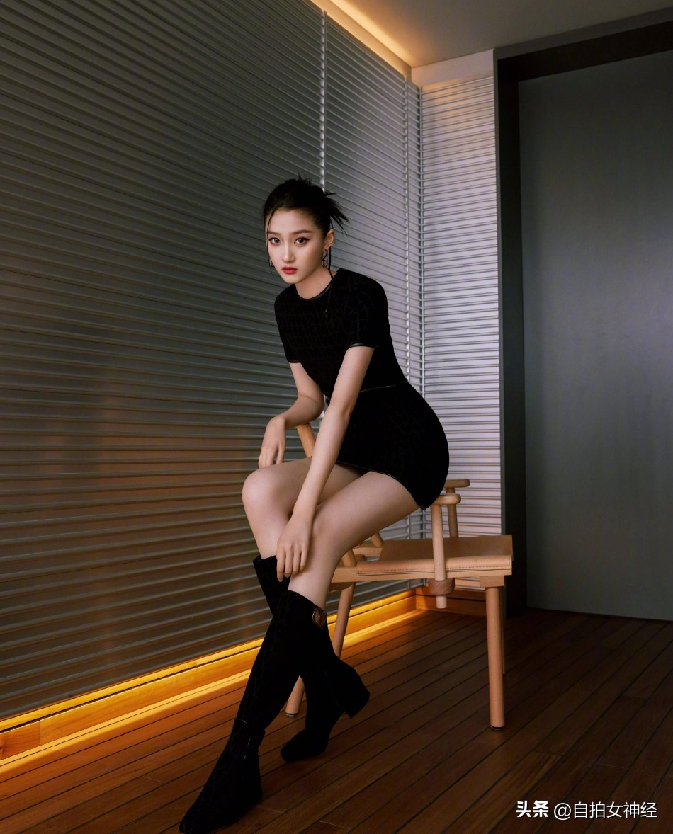 Guan Xiaotong's beautiful legs are well-proportioned and her eyes are ...