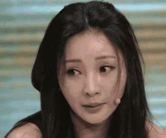 Liu Yan revealed that she had been robbed once, and covering her face