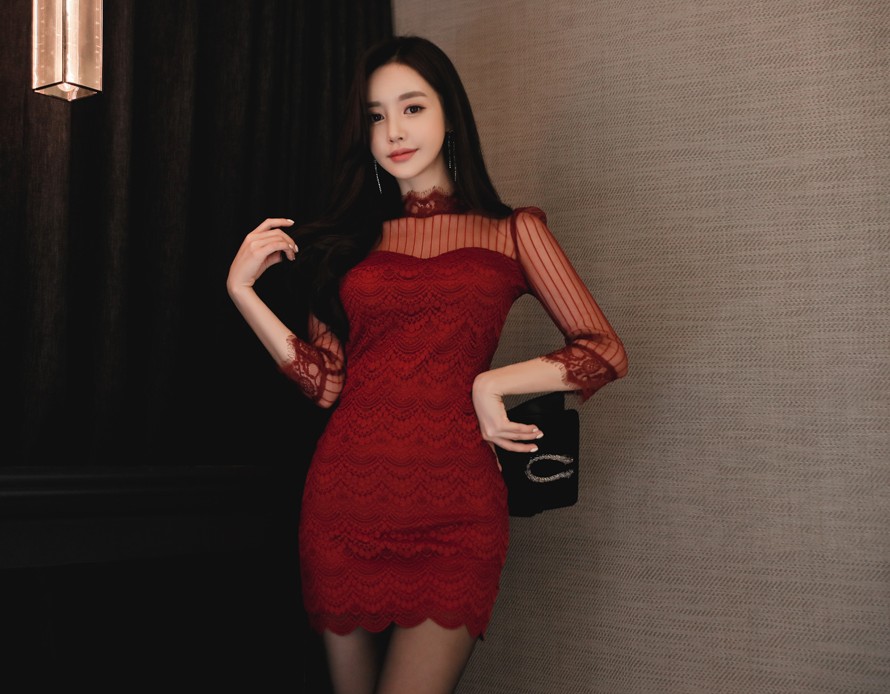Sun Yunzhu red slim dress with black stockings - iNEWS