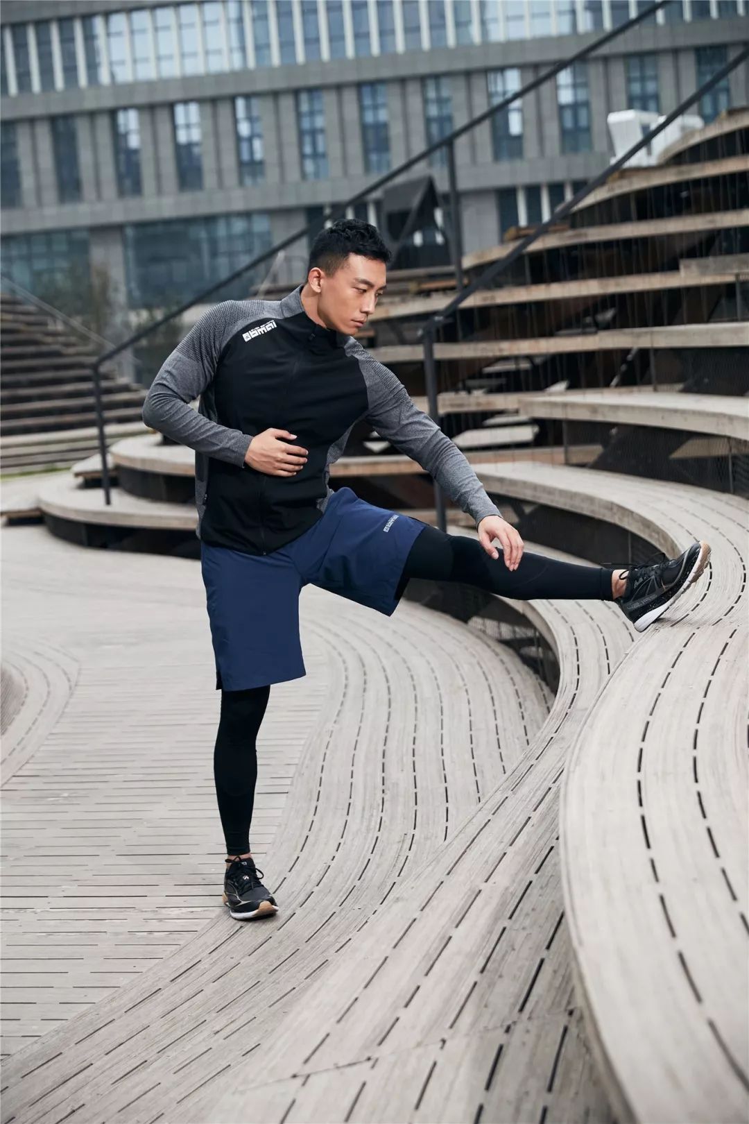 How can runners strengthen their knees every day? iNEWS