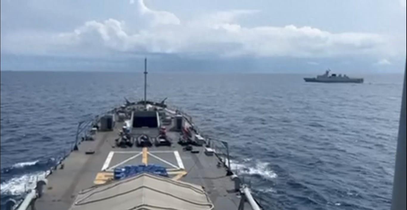 Solid Interception Tank 80-meter limit interception, Philippine tank landing ship rushes ...
