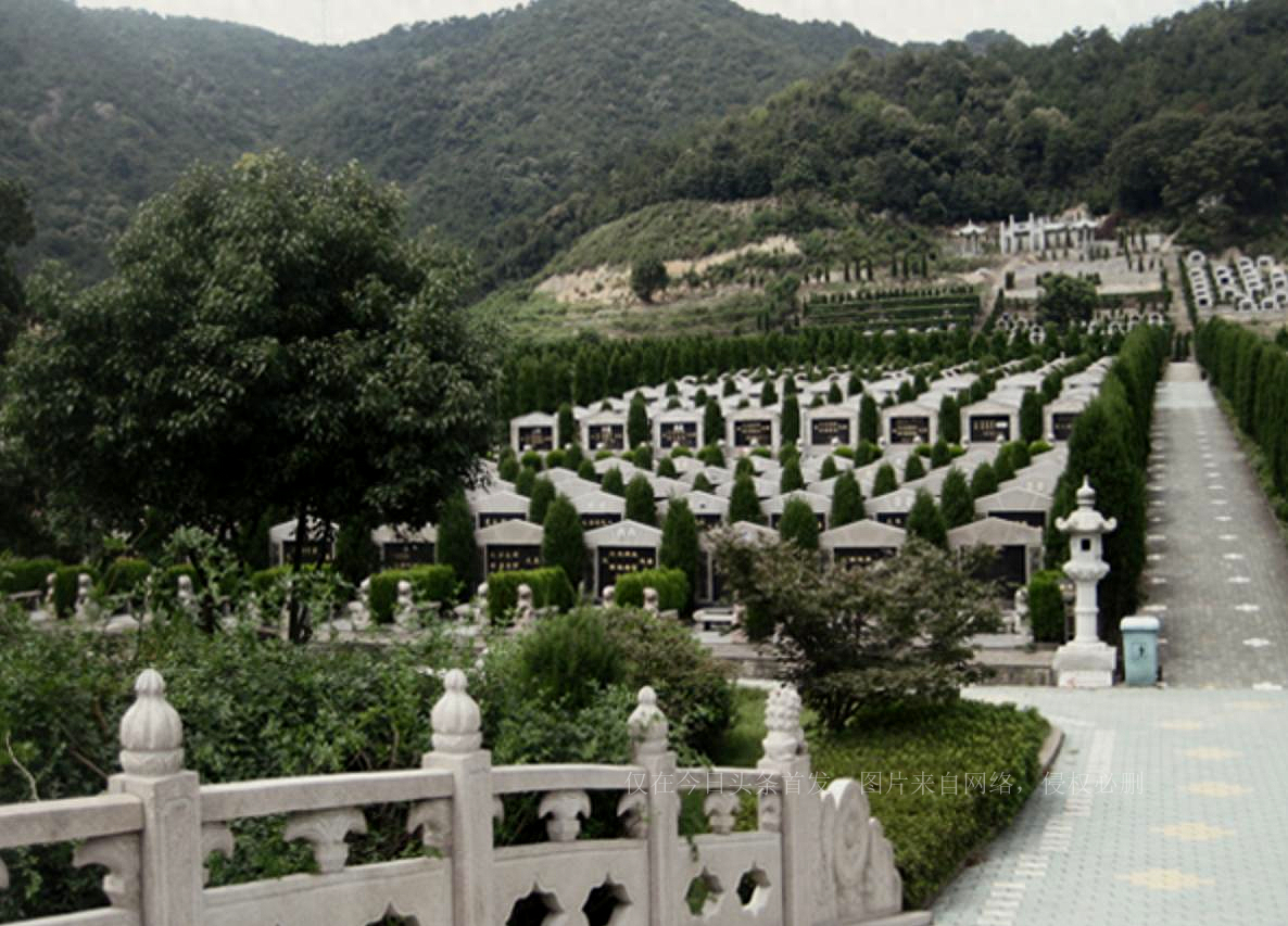 In 1986, a 73-year-old peasant woman visited her grave and saw her own ...