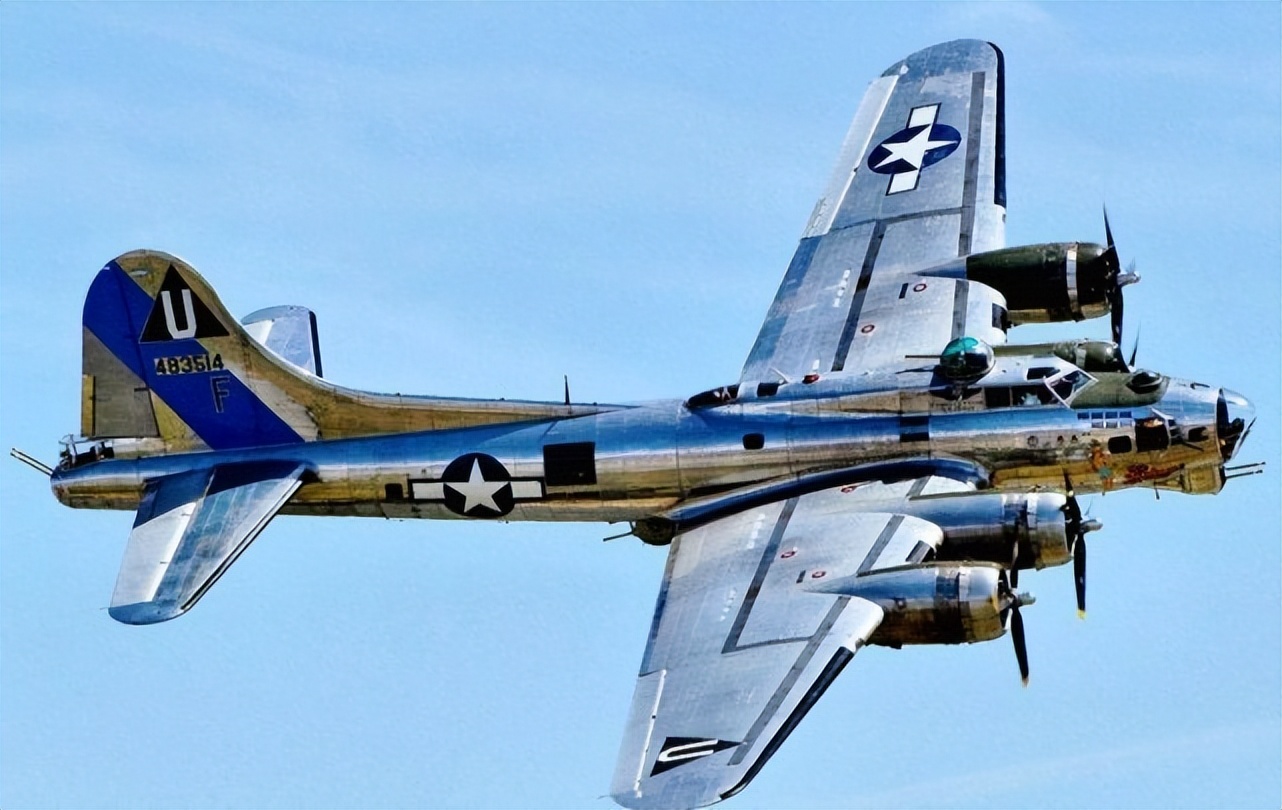 二戰「最危險」的兵種!B17機腹下半球形吊艙中的機槍手