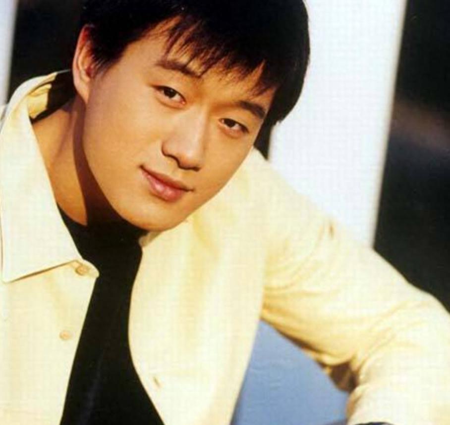 Gaining weight, having a swollen face, turning from handsome to greasy