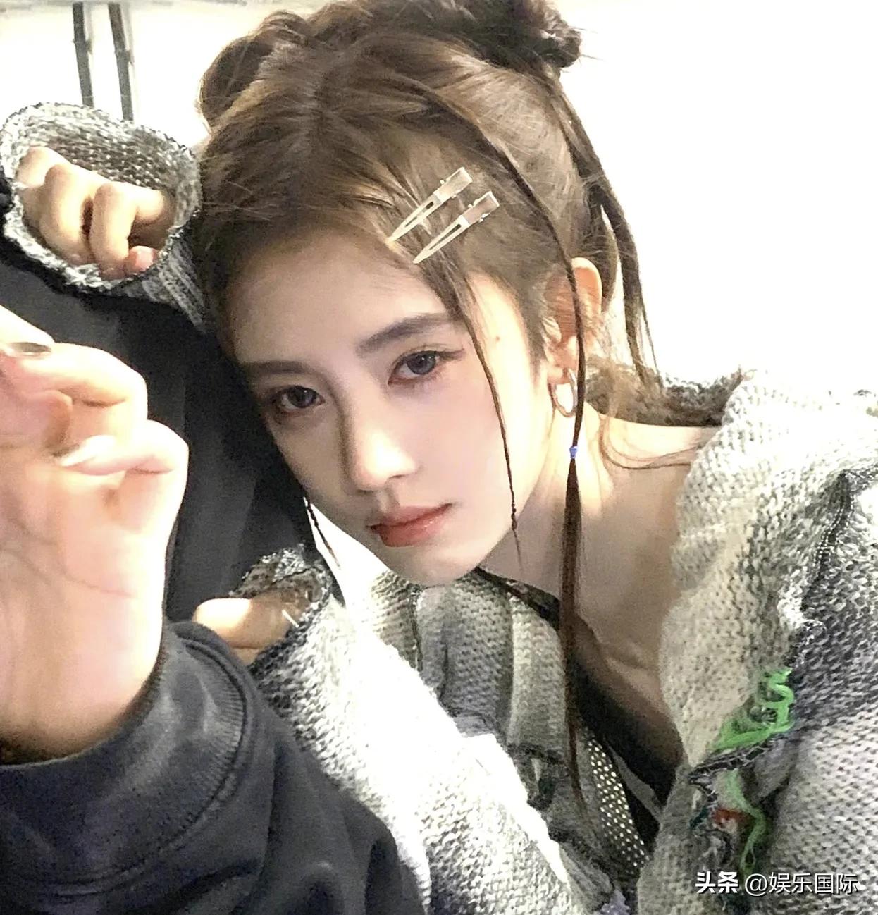 Ju Jingyi wears shorts and shows off her long legs with dirty braids ...