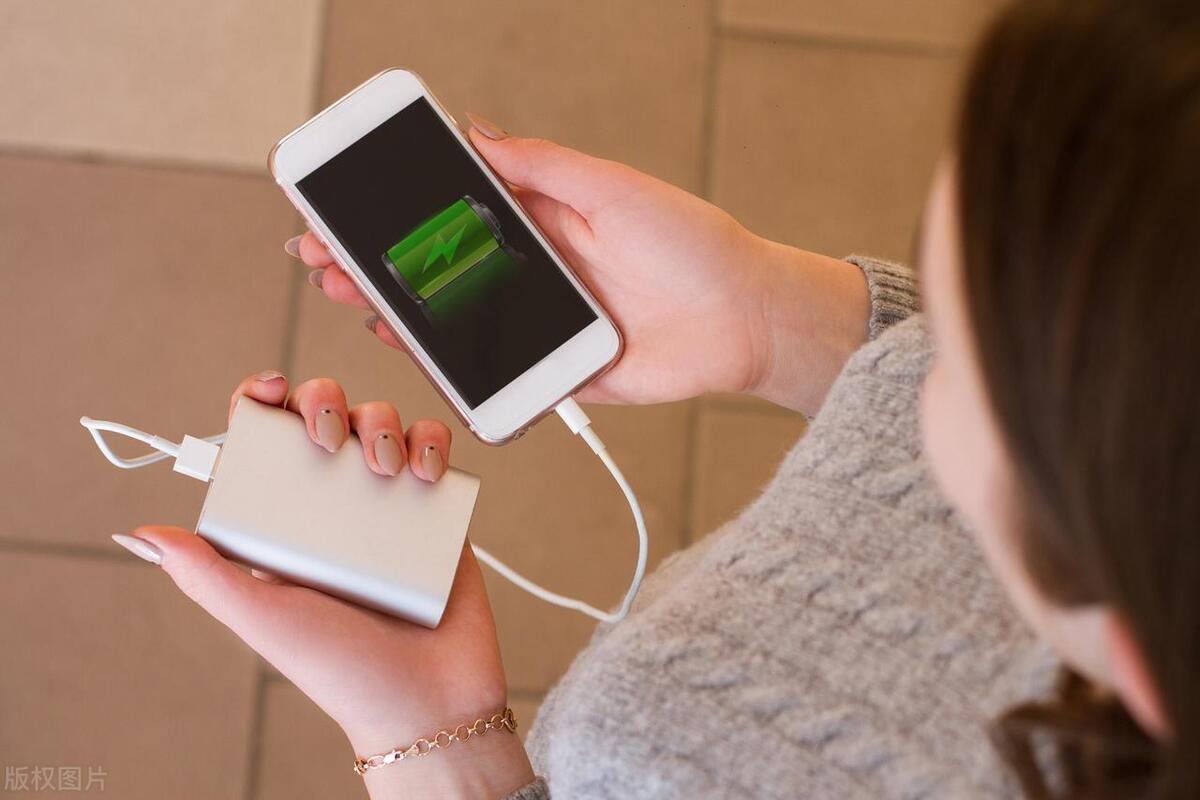 Charge the phone to 100 and then unplug the charger? In fact, we are