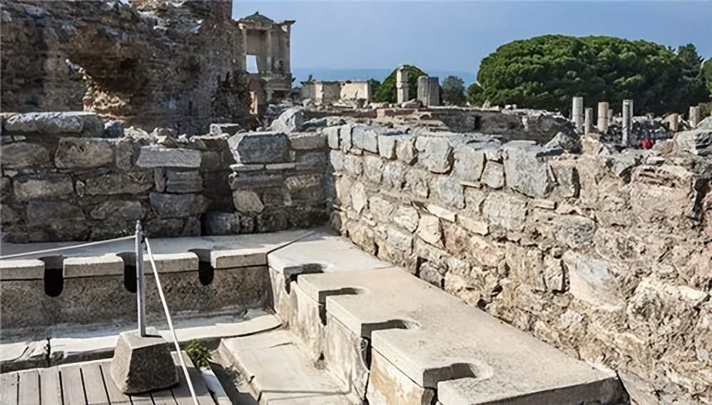 How did ancient Roman toilets work? How do sponges in sewers and sticks