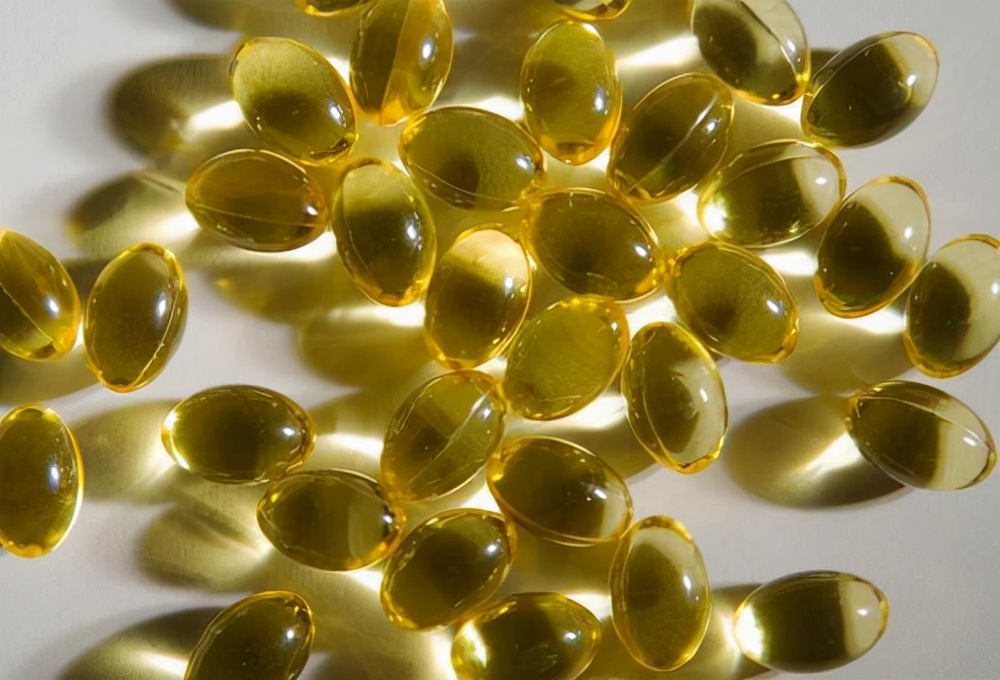 "Universal" Vitamin E Oral use is antiaging, external use can lighten spots?Finished reading