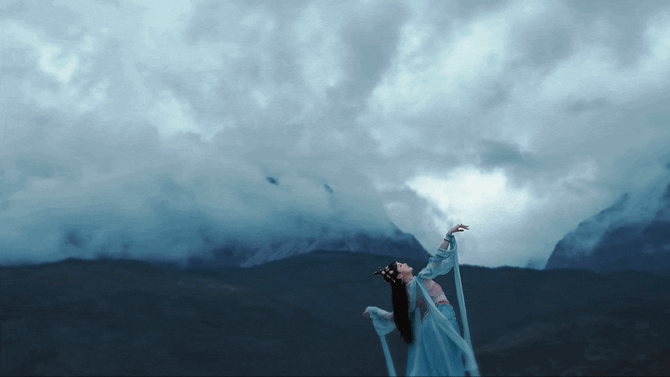 The goddess Luo Wenbo descended to the Jade Dragon Snow Mountain and ...