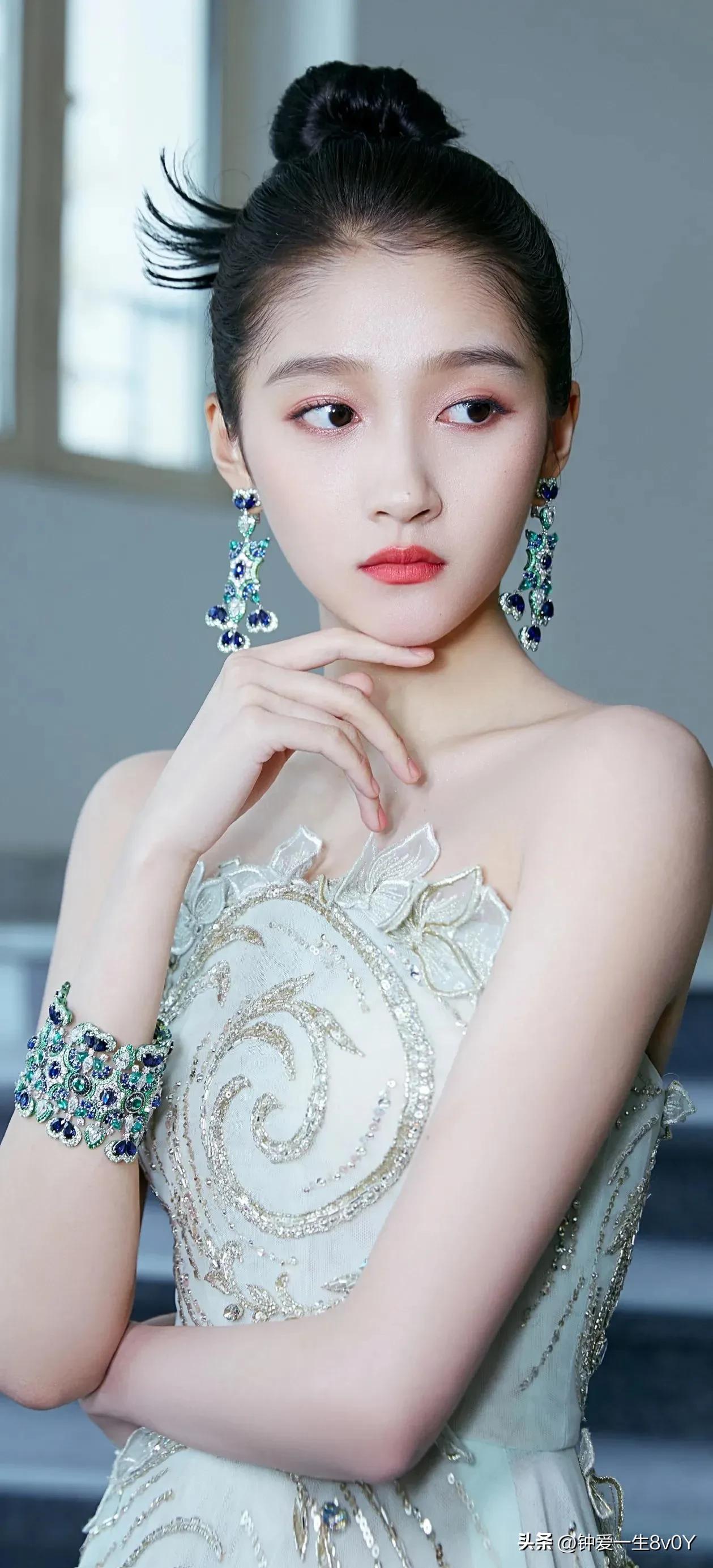 Pure and sweet, as beautiful as a fairy Guan Xiaotong - iNEWS