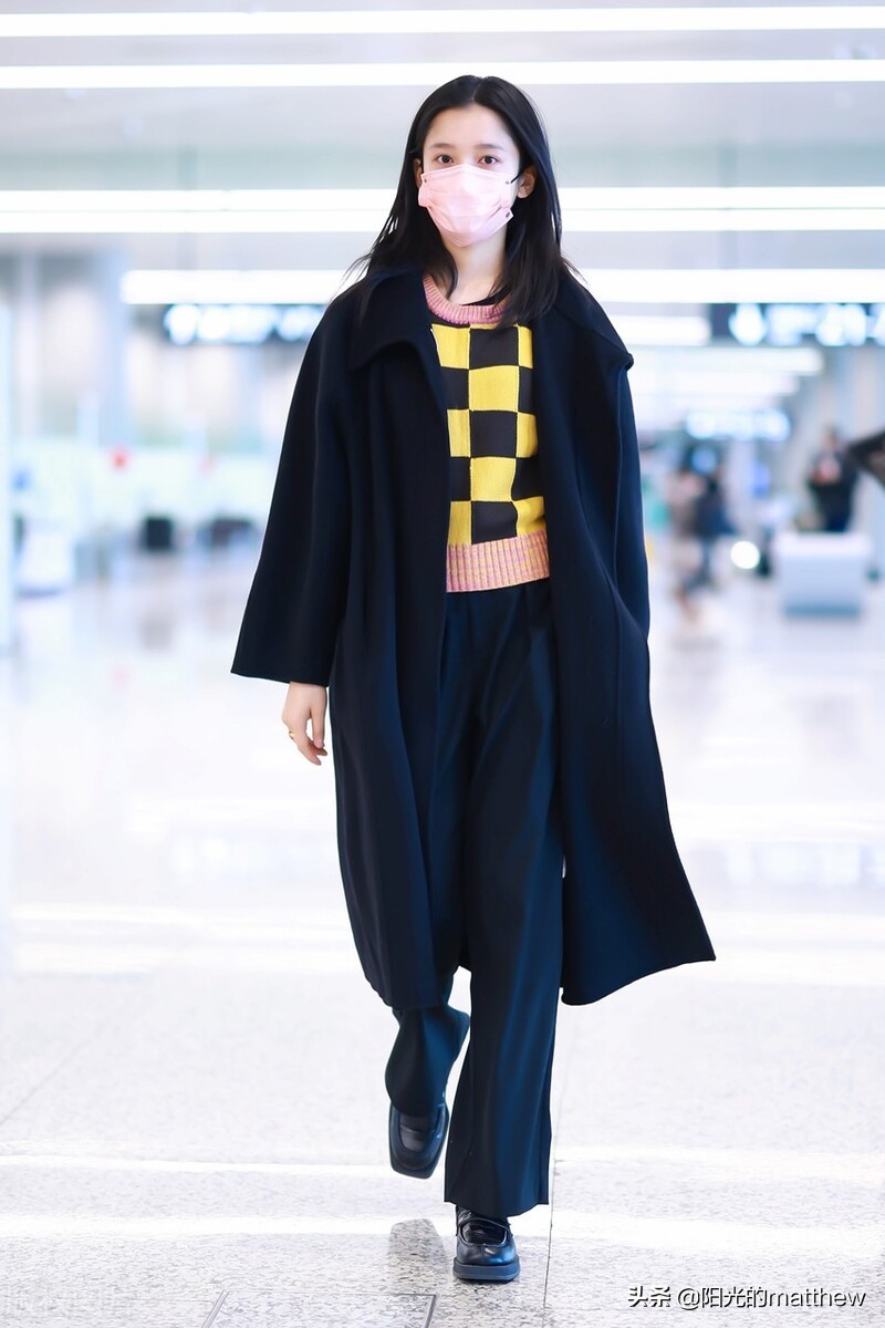 Street shot: Zhang Jingyi black woolen coat + checkerboard sweater ...