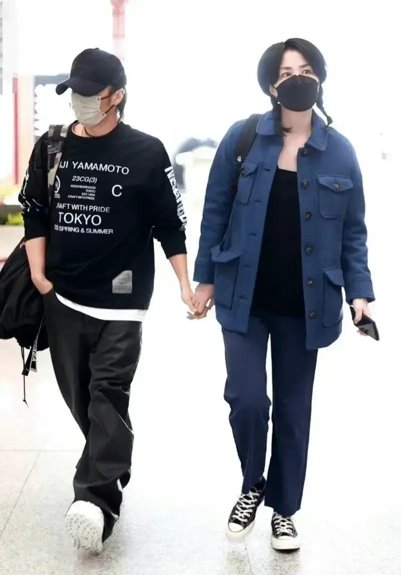 Faye Wong and Nicholas Tse appeared at the airport holding hands ...