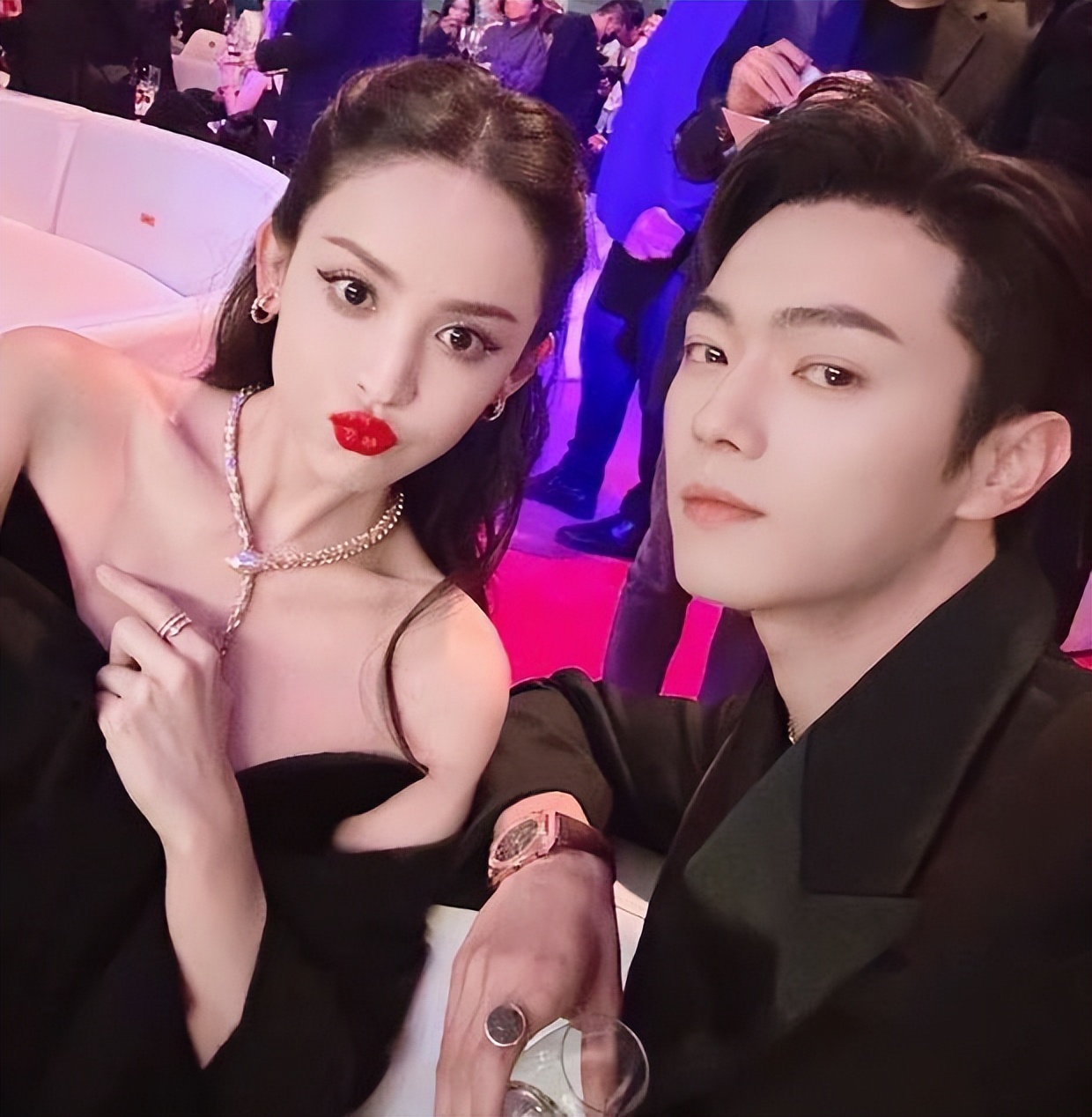 Nazha and Xu Kai took a group photo in the same frame to reveal that