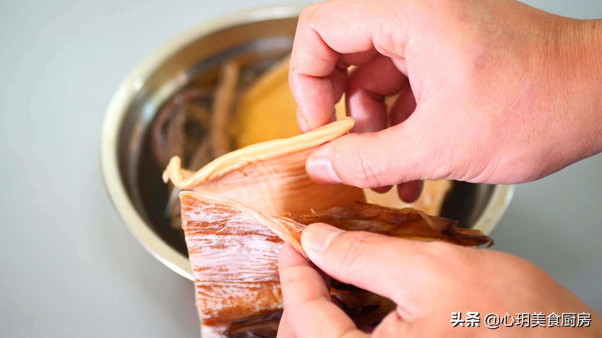 Soak dried squid and cuttlefish, don't just use water, the seaside