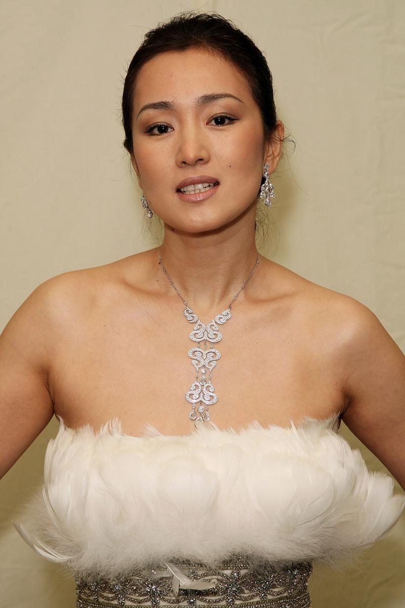 Gong Li was naked on a "large scale" and helped a man with her hands