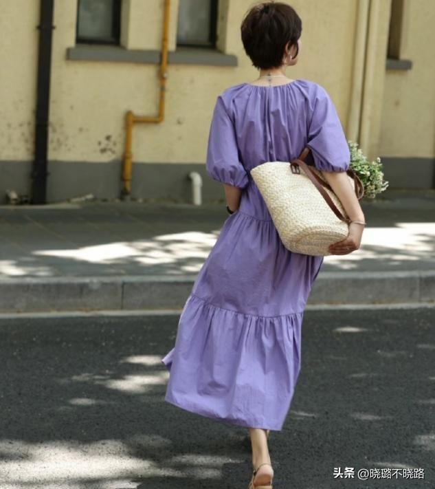 This is what a middle-aged woman should wear: Ankle skirt + low heels ...