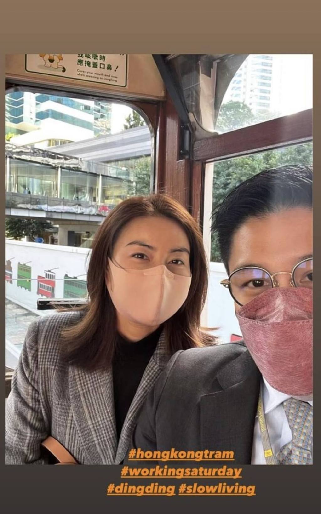 Guo Keying and his family were vaccinated, wearing a plaid suit and a ...