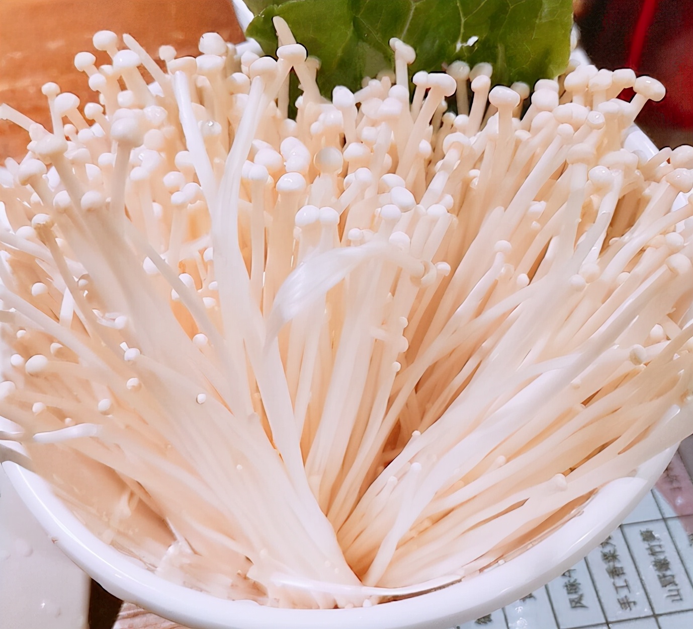 The enoki mushrooms commonly known as "see you tomorrow" are eaten for