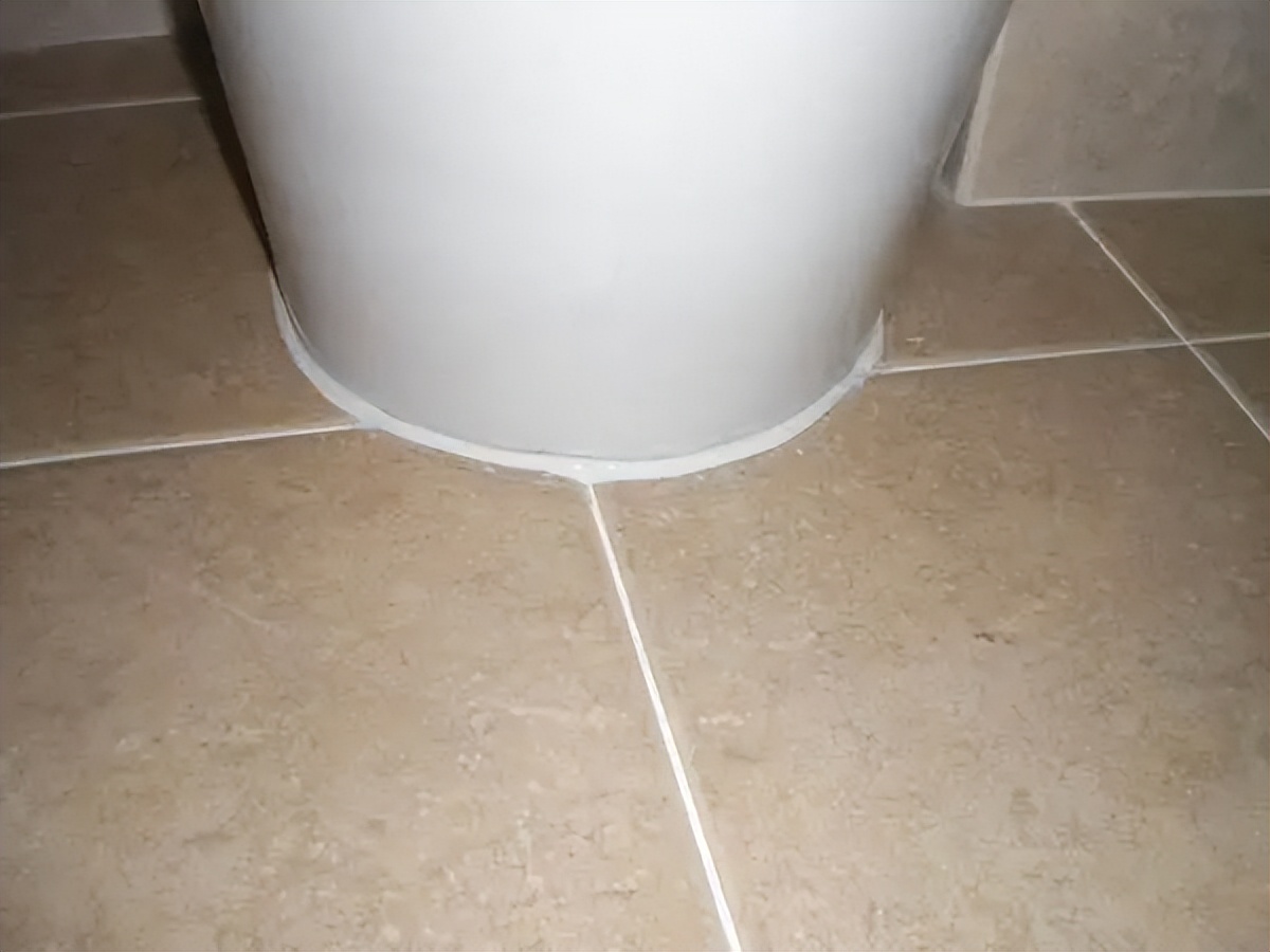 Moldy toilet base?Don't change the glass glue, teach you the correct