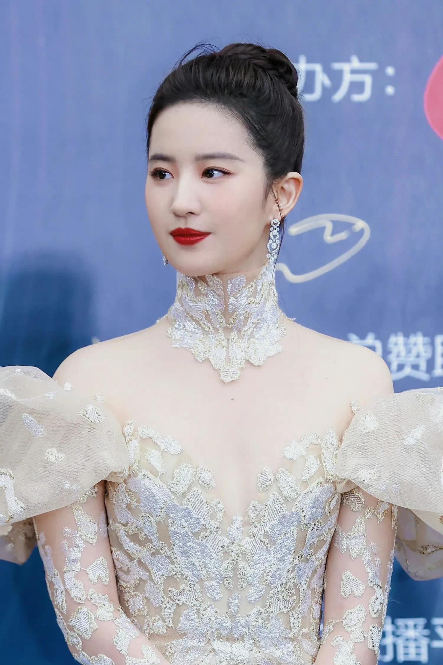 Liu Yifei's movie night red carpet status - iNEWS