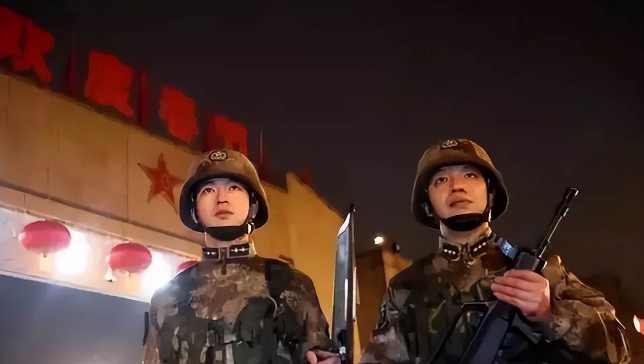 Two sentries of the People's Liberation Army stand guard, why only one ...