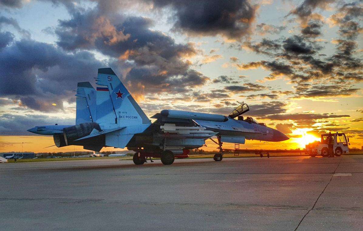 俄軍蘇30低空秀肌肉,卻遭烏軍飛彈攔截,戰機尾部冒煙當場倒栽蔥