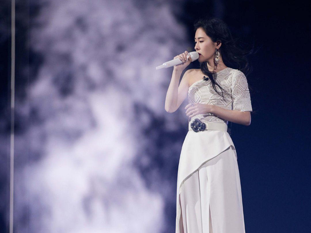 Jam Hsiao and Zhang Bichen sang "Lover Missed" to the fivemember band