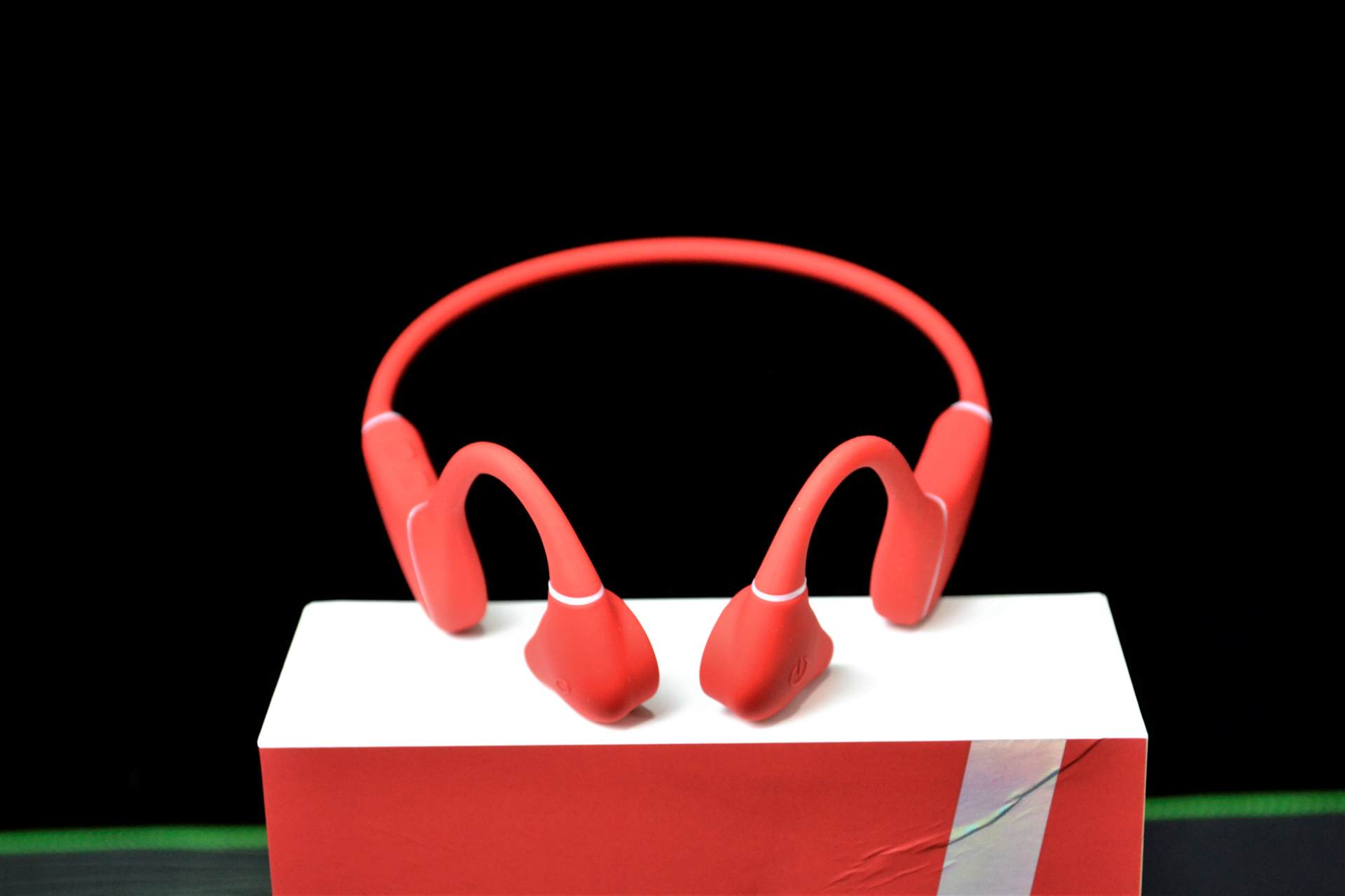 Do bone conduction headphones leak sound?Which bone conduction